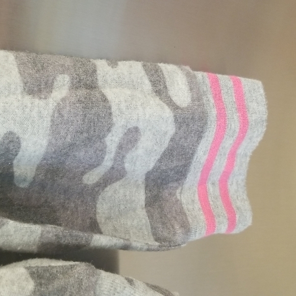 💕PJ SALVAGE💕 Long Sleeve Print Top ~ Grey Camouflage - Picture 9 of 11